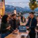 Menschen beim Networking auf der Dachterrasse des Co-Quartier Villach, Laptop mit Dashboard auf dem Tisch