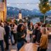 Community-Event auf der Dachterrasse des Co-Quartier Villach mit Gästen, Getränken und Blick über die Stadt