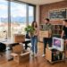 Team beim Einzug in ein neues Büro im Co-Quartier Villach mit Umzugskartons und Blick über die Stadt