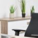 Arbeitsplatz mit Laptop und Bürostuhl im Co-Quartier Villach